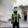 Aksi Cepat Satlantas Polres Gresik Padamkan Motor Terbakar di Depan Terminal Bunder