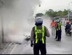 Aksi Cepat Satlantas Polres Gresik Padamkan Motor Terbakar di Depan Terminal Bunder