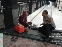 Respon Cepat Polisi Gresik, Bantu Warga Terlantar Hingga Diantar Naik Bus ke Terminal Bunder