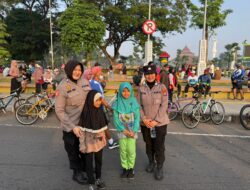 Aksi Humanis.Polwan Polresta Sidoarjo Amankan Car Free Day 