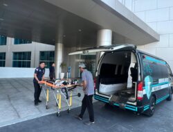 Polres Gresik Hadir untuk Masyarakat, Layanan Ambulans Gratis Bantu Pasien Darurat ke RSUP Kemenkes Surabaya