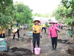 Hijaukan Gresik, Yayasan Kemala Bhayangkari Tanam Puluhan Pohon Produktif di Asrama Randuagung