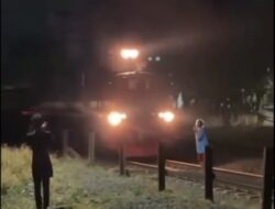 Tragis Seorang Perempuan Tertabrak Kereta Api ,Tubuh Terpotong Menjadi Dua