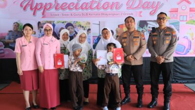 Wujud Kepedulian, Kapolres Gresik dan Ketua Bhayangkari Beri Apresiasi Guru serta Siswa Berprestasi SLB Kemala Bhayangkari 2