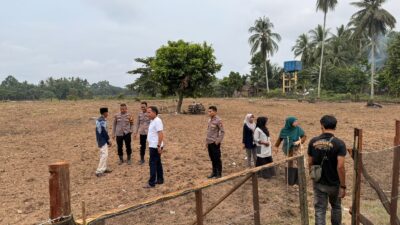 Besok Ditanam, Kanit Reskrim Polsek Cerenti Pimpin Pengecekan Lahan Jagung di Desa Sikakak