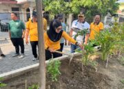 Program SAS (Sidoarjo Asri Sejuk) Kapolsek Sedati Bagikan Bibit Pohon Buah di Desa Banjar Kemuning 